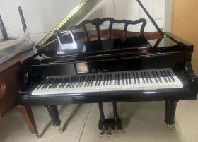 Hazelton Hb-161l Luxury Baby Grand Piano 5 4 Inch Highgloss Turned Legs Showroom Condition 2006 Mint