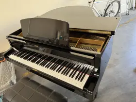 Yamaha 828546 Baby Grand Piano Excellent Condition Gloss Black Bench And Pedals Included