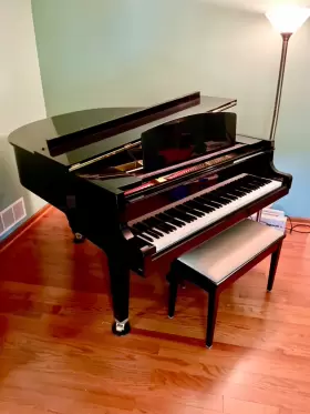 GH1B YAMAHA Piano